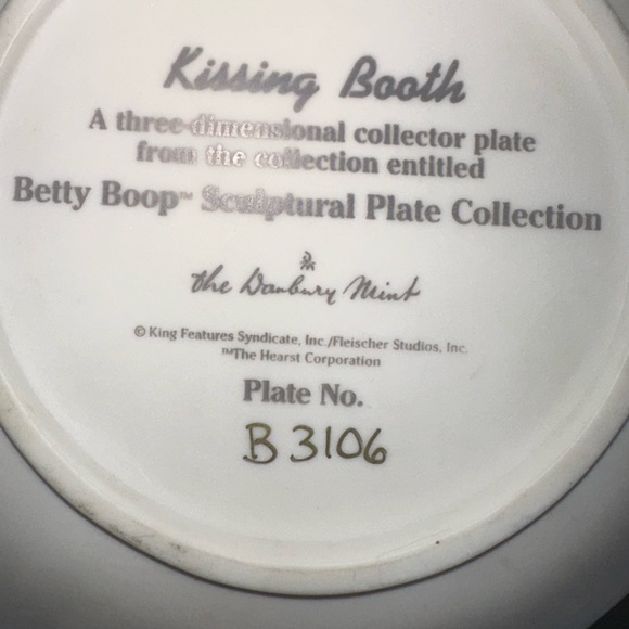 BETTY BOOP 3D SCULPTURAL COLLECTOR PLATE KISSING BOOTH Number:B3106 - Picture 2 of 2